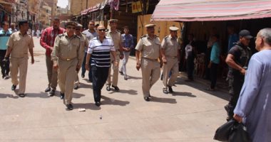 بالصور.. مدير أمن أسوان يتجول بـ"التيشرت" فى السوق السياحى