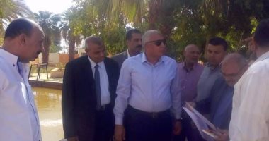 محافظ الوادى الجديد يتفقد المشروعات الخدمية بمركزى الداخلة وبلاط
