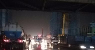بالصور.. زحام مرورى بسبب كسر ماسورة مياه بمحور النصر