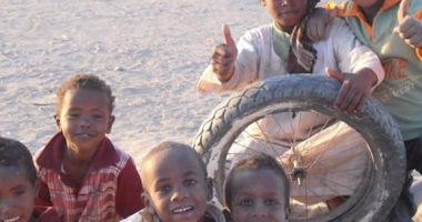 بالصور.. أطفال حلايب وشلاتين يجسدون ألعابهم بإطارات السيارات القديمة