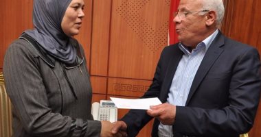 محافظ بورسعيد يكرم الأم المثالية الأولى على مستوى المحافظة