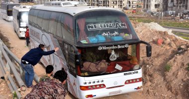وصول 26 حافلة تقل المئات من أهالى كفريا والفوعة إلى مركز جبرين بحلب