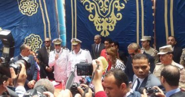 بالصور.. فتاة العربة للرئيس: "أنا فخورة بيك".. وللمصريين:"عاوزين نشتغل"