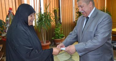 بالصور .. محافظ الإسماعيلية يسلم الأم المثالية للمحافظة شيكا بـ 50 ألف جنيها