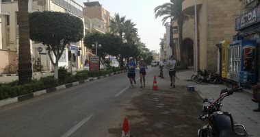 بالصور.. العداءة الأسترالية مينا جولى فى جولة بشوارع الأقصر