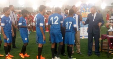 الأهلى يهدى درعه لسفير الهند فى بطولة الصداقة