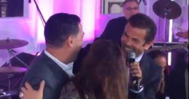 بالفيديو والصور.. أصالة تغنى مع عمرو دياب وترقص مع زوجها على أغانى الهضبة