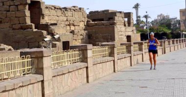 العداءة الأسترالية "مينا جولي" تنهي جولتها بالأقصر وتستعد للمغادرة 