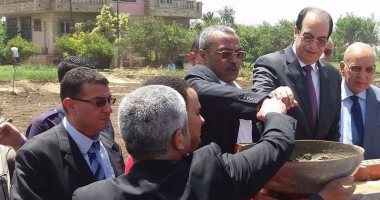 ثعبان يفاجئ محافظ الدقهلية أثناء وضع حجر الأساس لمستشفى خيرى