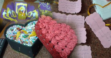 بالصور.. "شيماء" ساعى بريد بـ"رسائل الفرحة".. تنشر البهجة فى طريقها بأوراق ملونة تحمل كلمات الأمل.. "سفيرة السعادة" تقدم كلماتها لكل من تجده فى ضيق..وتؤكد: قررت تعميم الفكرة حين رأيت الحزن فى عين فتاة