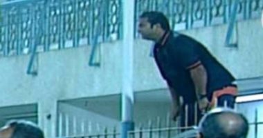 بالفيديو.. "لقطة المباراة" ميدو يتسلق سور الملعب لمتابعة لقاء دجلة والمقاصة
