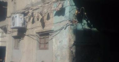 بالصور.. منزل آيل للسقوط يهدد حياة أهالى شارع أحمد عرابى فى السويس