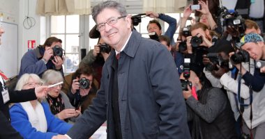 بالصور.. المرشح الفرنسى للرئاسة "ميلانشون" يدلى بصوته فى الانتخابات