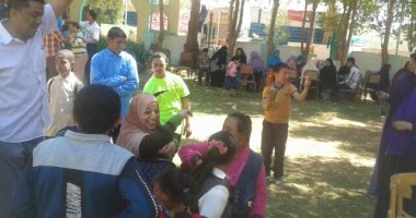 بالفيديو والصور.. تنظيم خطة دمج الطلاب ذوى الحالات الخاصة مع الأسوياء بالداخلة