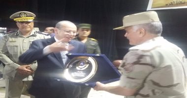 بالفيديو..محافظ دمياط ورئيس جمعية المحاربين القدامى يكرمون أسر الشهداء 