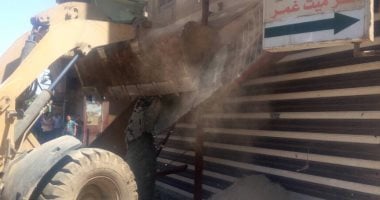 بالصور .. إزالة مخالفات وتعديات على الأرصفة وباعة جائلين بالدقهلية