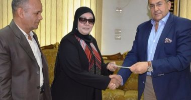 محافظ سوهاج يسلم الأم المثالية الأولى بالمحافظة شيك بمبلغ مادى