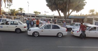 بالفيديو والصور.. سائقو التاكسى بالسويس يعترضون على "الليموزين"..  والمرور ينهي الأزمة
