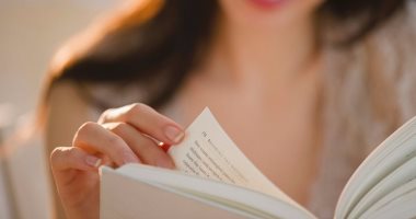 ماذا يحدث عند القراءة 30 دقيقة قبل النوم؟ اعرف فوائدها للصحة العقلية