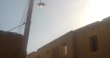 عمود كهرباء مائل يهدد حياة أهالى قرية سقولا بمحافظة المنيا 