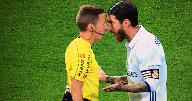 بالفيديو.. طرد راموس بعد عرقلة ميسي.. والريال يكمل الكلاسيكو بـ10 لاعبين