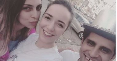 سارة درزاوى تنشر صورتها مع إسراء عبدالفتاح وحمدى الميرغنى: مشحططنى وراكوا