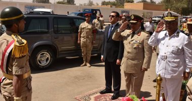 محافظ أسيوط يضع إكليل الزهور على قبر الجندى المجهول