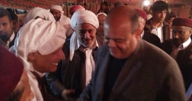 بالصور.. محافظ مطروح يقدم العزاء لوفاة معمرة تبرعت بمعاشها لصندوق تحيا مصر