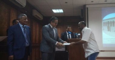 بالصور.. خالد العنانى يكرم عددا من العاملين بمركز تسجيل الآثار