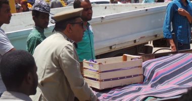 بالفيديو والصور .. حملة لإزالة إشغالات الباعة الجائلين بسوق السيل فى أسوان