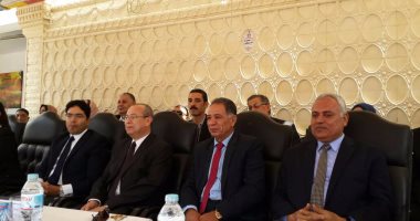 محافظ دمياط يحذر مجالس الأمناء من التدخل فى العملية التعليمية 