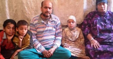 إدارى بمدرسة يستغيث بمحافظ المنوفية: "أعيش أنا وأبنائى فى حجرة واحدة"