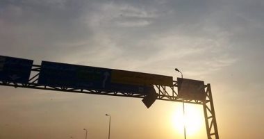"الحقوها قبل ما تقع".. تفكك "لافتة" على طريق الإسماعيلية يهدد بسقوطها