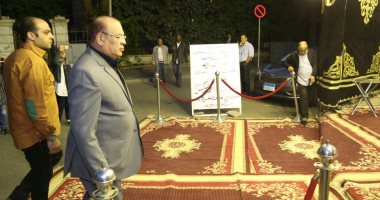 بالصور.. وحيد حامد ولبلبة وصلاح عبد الله أول الحضور فى عزاء والدة عمرو وشريف عرفة