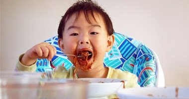 بالصور.. كيف يتعامل الآباء مع أطفالهم حول العالم؟