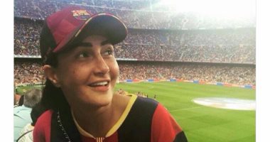 غادة عبد الرازق ترتدى تى شيرت فريق برشلونة احتفالا بفوزه على ريال مدريد