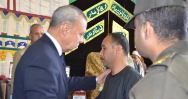 محافظ قنا يقدم واجب العزاء لأسرة شهيد سيناء