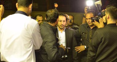 بالصور.. أحمد حلمى ومنى زكى وميرفت أمين ومحمود سعد فى عزاء والدة عمرو وشريف عرفة