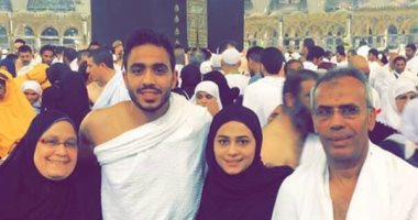 كهربا ينشر "صورة عائلية" فى العمرة