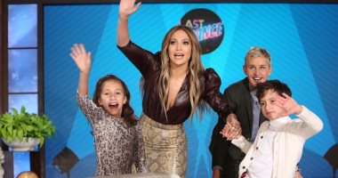 بالصور.. توأم جنيفر لوبيز يخطف الأضواء منها فى برنامج "ellen degeneres show"
