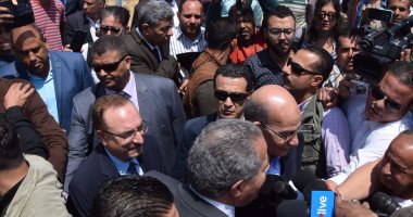 بالصور..وزيرا الزراعة والتموين ومحافظ بنى سويف يفتتحون موسم حصاد القمح 