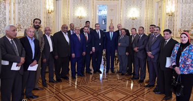 رئيس الوزراء مهنئاً عمال مصر: نقدر دوركم الوطنى فى بذل التضحيات 
