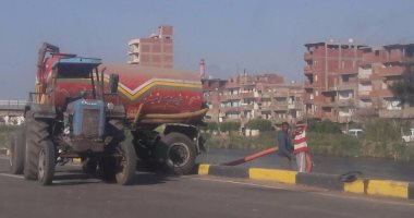 بالصور.. سيارة صرف تلقى مخلفاتها فى الرياح التوفيقى ببنها 