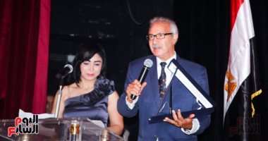محمد عبد المعطى يهدى تكريمه لزوجته: وقفت بجوارى 30 عاما