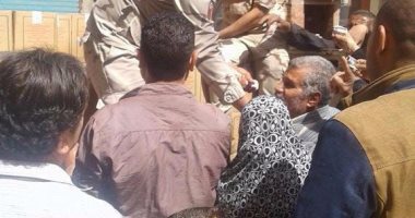 القوات المسلحة توزع مئات الكراتين الغذائية على مواطنين بالدقهلية