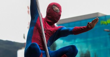 بالصور.. "سبايدر مان" يتسول فى شوارع كولومبيا