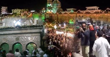 بالفيديو.. "مدد يا أم هاشم".. وصلة رقص فى حب الأولياء بمولد السيدة زينب.. طعام وشراب مجانى حبا فى "الطاهرة".. وشبيه الشعراوى يجذب الأنظار  ويخطب فى الناس عن أفضال مصر.. وشاب غريب تتبعه مبخرة يثير التساؤلات