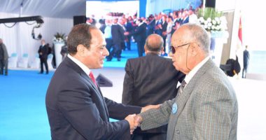 بالصور.. الرئيس السيسي يحيى نماذج من أبطال حرب الاستنزاف على هامش مؤتمر الشباب