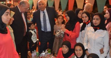 بالصور ..محافظ الوادى الجديد يكرم الطلاب المتفوقين فى الانشطة المدرسية
