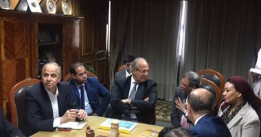 وزير التنمية المحلية يجتمع مع قيادات القليوبية لاستعراض موقف المشروعات
